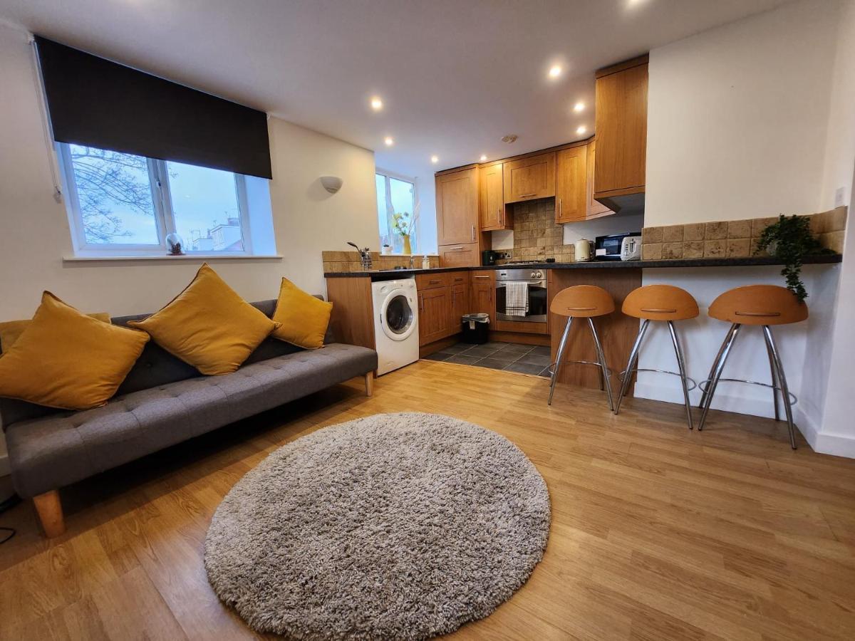 리즈 Entire Flat, Bright & Open With Own Entrance 아파트 외부 사진